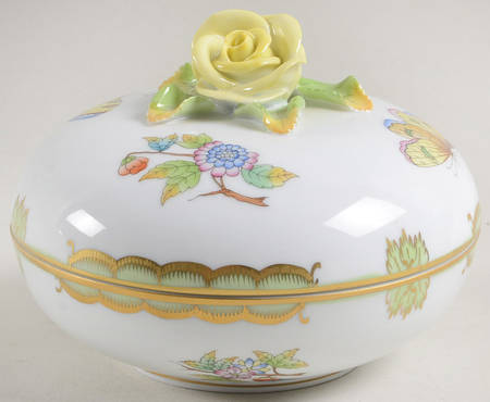 Queen Victoria (Green Border) Bon Bon & Lid