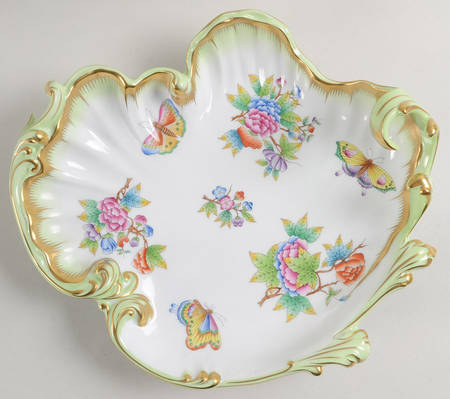 Queen Victoria (Green Border) Rococo/Wave Dish