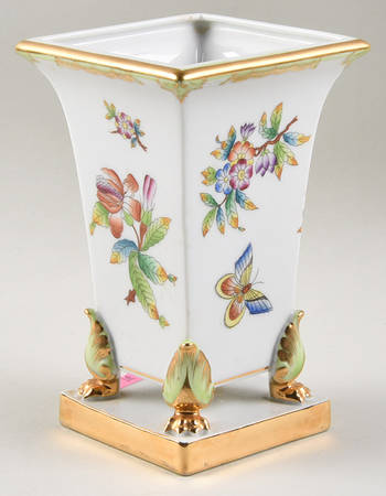 Queen Victoria (Green Border) 4" Bud Vase