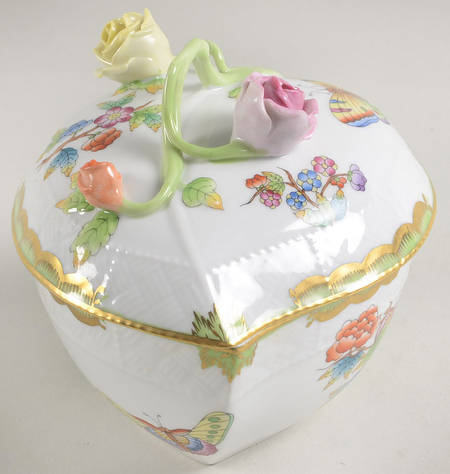 Queen Victoria (Green Border) 5" Heart Shape Bon Bon & Lid
