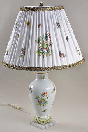 Queen Victoria (Green Border) 26" Electric Lamp & Shade