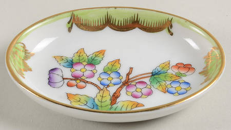 Queen Victoria (Green Border) 3" Oval Ashtray