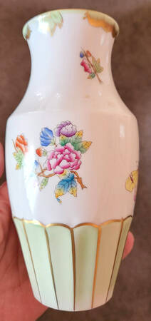 Queen Victoria (Green Border) 7" Vase