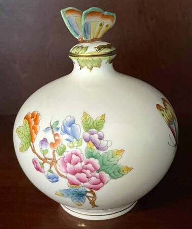 Queen Victoria (Green Border) Perfume Bottle with Stopper