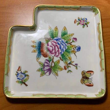 Queen Victoria (Green Border) 5' Square Tray