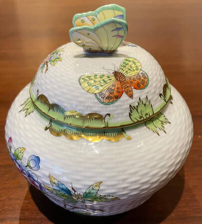 Queen Victoria (Green Border) 5" Ginger Jar & Lid