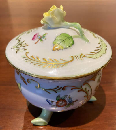 Queen Victoria (Green Border) 3" 3 Toed Bon Bon & Lid