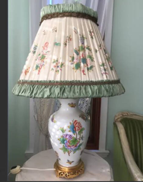 Queen Victoria (Green Border) 29" Electric Lamp & Shade