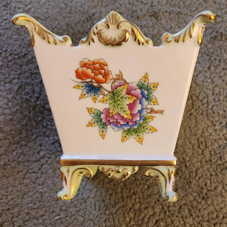Queen Victoria (Green Border) Vase No Grid/Frog