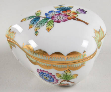 Queen Victoria (Green Border) 3" Heart Shape Bon Bon & Lid