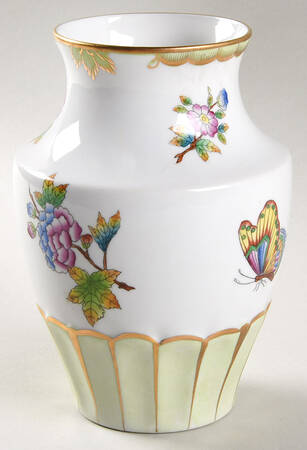 Queen Victoria (Green Border) 6" Vase