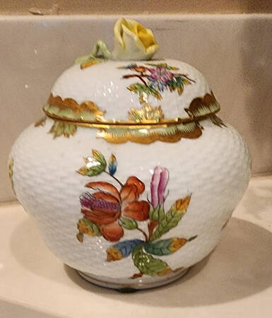 Queen Victoria (Green Border) 5" Ginger Jar & Lid