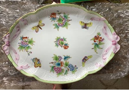 Queen Victoria (Green Border) 16" Oval Ribbon Tray