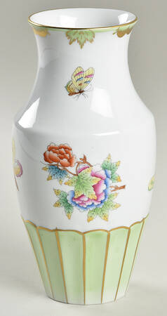 Queen Victoria (Green Border) 7" Vase