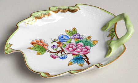 Queen Victoria (Green Border) 5" Leaf Dish