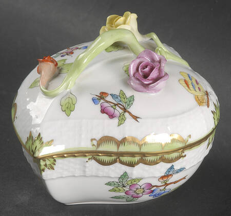 Queen Victoria (Green Border) Heart Shape Box & Lid