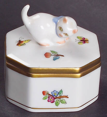 Queen Victoria (Green Border) Hexagonal Box & Lid
