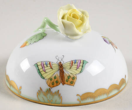 Queen Victoria (Green Border) Lid for Footed Bon Bon