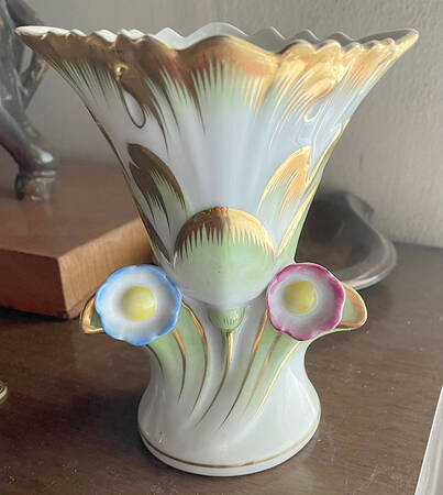 Queen Victoria (Green Border) 5" Vase