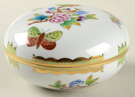 Queen Victoria (Green Border) Bon Bon & Lid