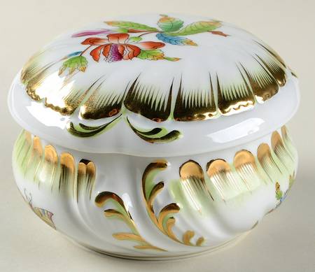Queen Victoria (Green Border) 5" Embossed Bon Bon & Lid