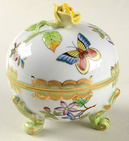 Queen Victoria (Green Border) Footed Bon Bon & Lid