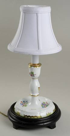 Queen Victoria (Green Border) 11" Electric Lamp & Shade