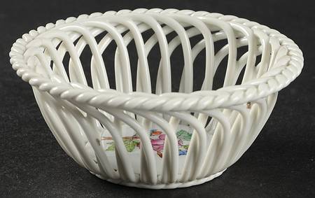 Queen Victoria (Green Border) 3" Round Open Weave Basket