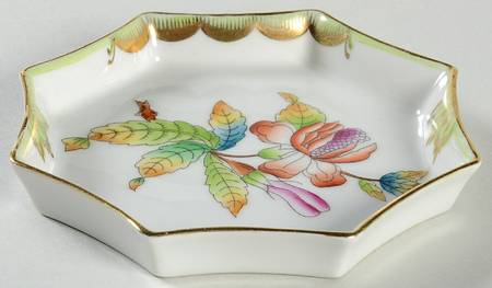 Queen Victoria (Green Border) Octagonal Ashtray