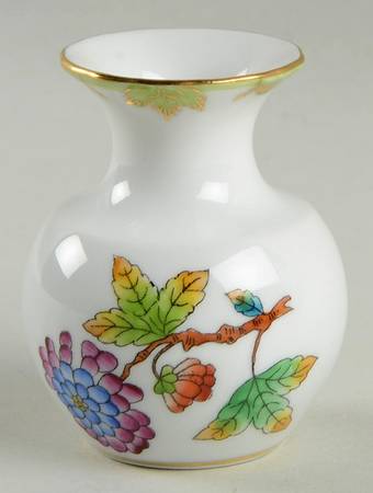Queen Victoria (Green Border) 2" Bud Vase