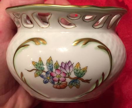 Queen Victoria (Green Border) 2" Cachepot