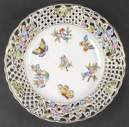 Queen Victoria (Green Border) 9" Pierced Plate