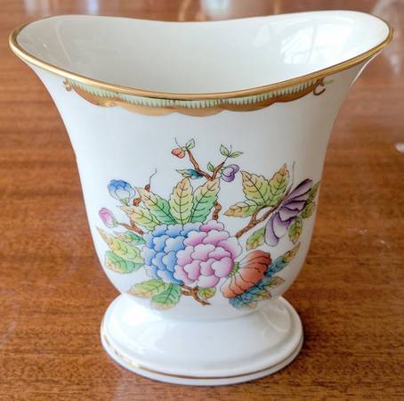 Queen Victoria (Green Border) 5" Oval Vase