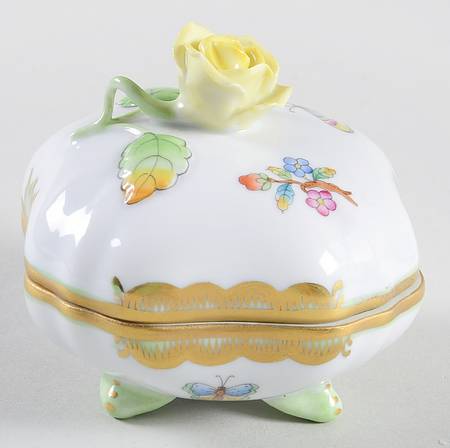 Queen Victoria (Green Border) Bon Bon & Lid