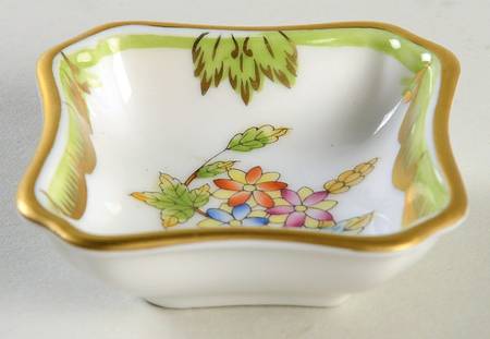 Queen Victoria (Green Border) Small Ashtray