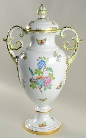 Queen Victoria (Green Border) 19" Urn with Lid