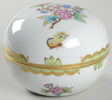 Queen Victoria (Green Border) 4" Round Box & Lid