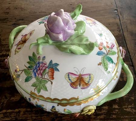 Queen Victoria (Green Border) Round Covered Vegetable