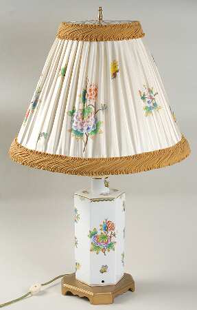 Queen Victoria (Green Border) 25" Electric Lamp & Shade