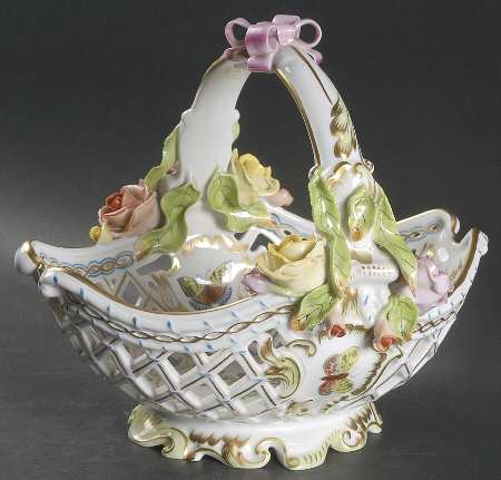 Queen Victoria (Green Border) 10" Open Weave Basket W/Bow