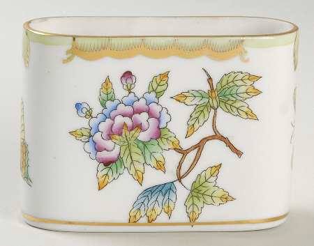 Queen Victoria (Green Border) Cigarette Holder