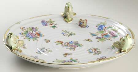 Queen Victoria (Green Border) Centerpiece with Three Dolphins