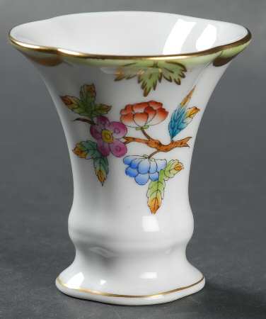 Queen Victoria (Green Border) 2" Vase