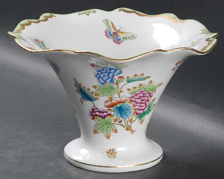 Queen Victoria (Green Border) 5" Scalloped Footed Vase
