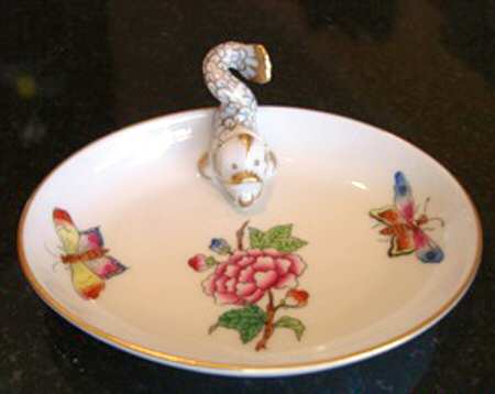 Queen Victoria (Green Border) 3" Oval Ashtray