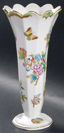 Queen Victoria (Green Border) 8" Scalloped Vase