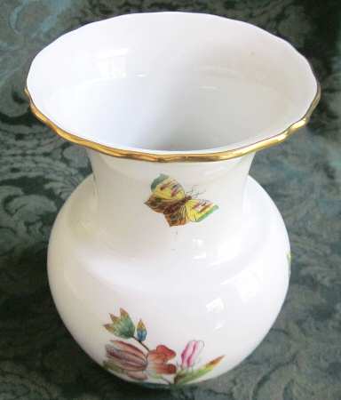 Queen Victoria (Green Border) 5" Vase