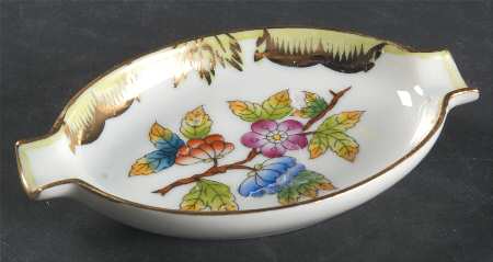Queen Victoria (Green Border) 3" Oval Ashtray