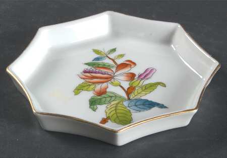 Queen Victoria (Green Border) Octagonal Ashtray
