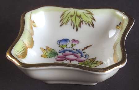 Queen Victoria (Green Border) 2" Square Ashtray